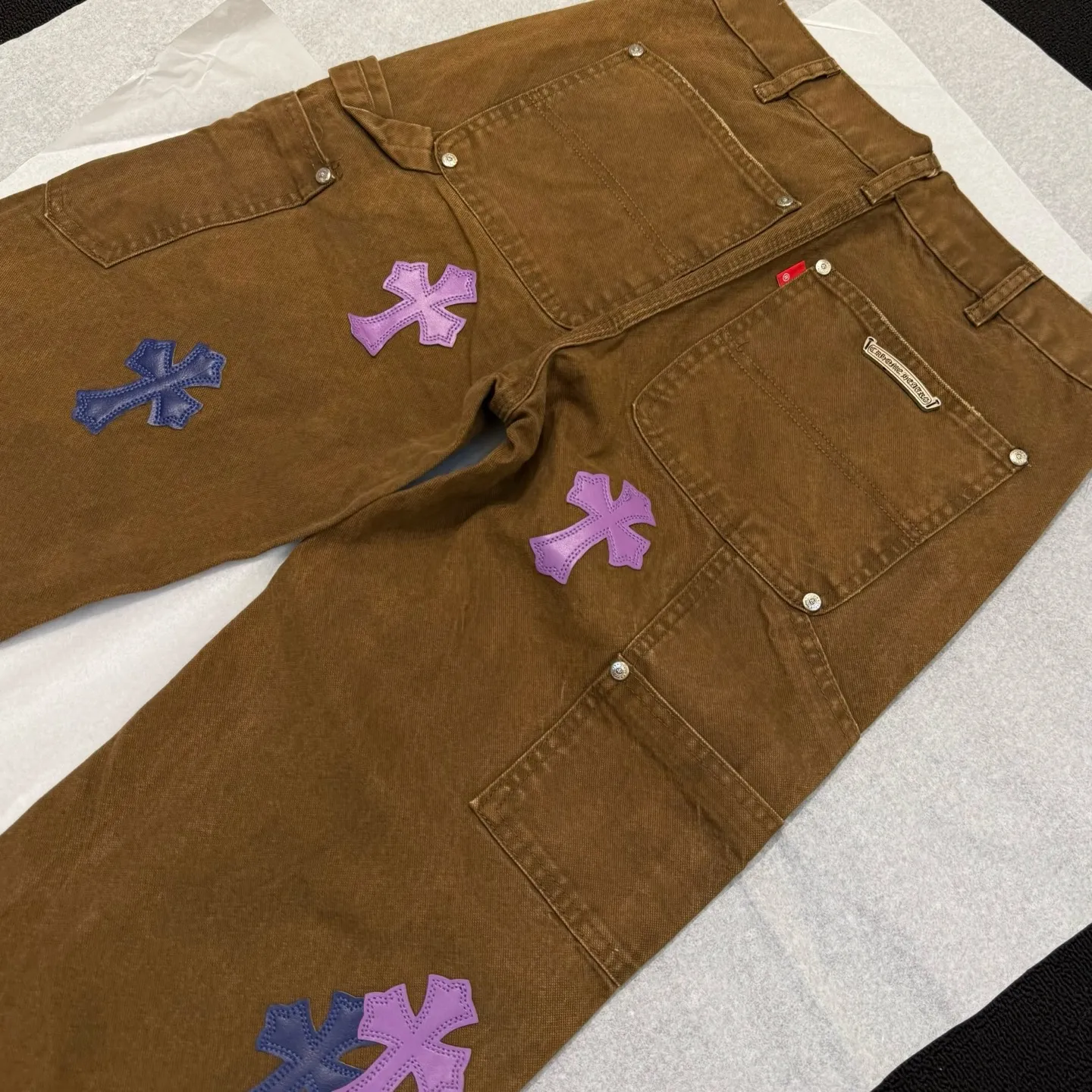 P310 Style number: D374 Chrome Hearts Chrome Hearts brown logging purple leather overalls. Heavy canvas material, double-layer fabric on the knees, multi-pocket design. Color #logging brown purple leather. Size #28-36 (s m l Waist 85 Hips 110 Length 106 Opening 21.5